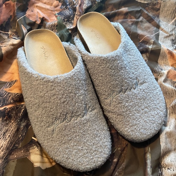 😎VS PINK sherpa clogs- PRICE FIRM😎 - Picture 5 of 5